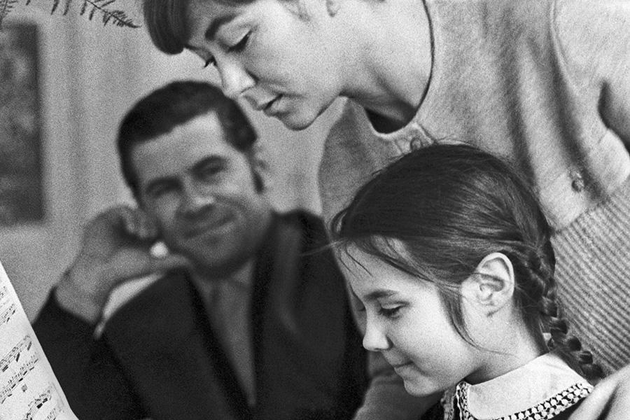Эдита Пьеха с мужем Влександром Броневицким и дочерью, 1971 год