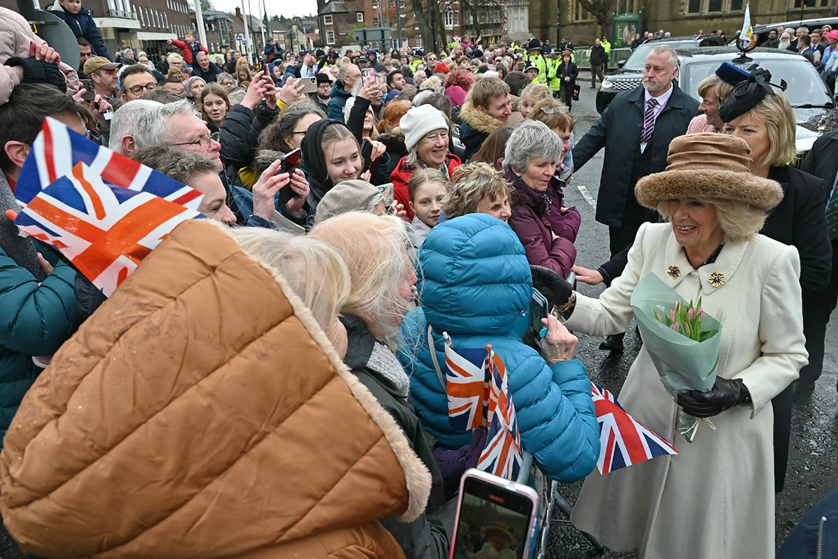 <p>Королева Камилла общается с местными жителями после&nbsp;службы Royal Maundy в Вустерском соборе, 28 марта 2024 года</p>