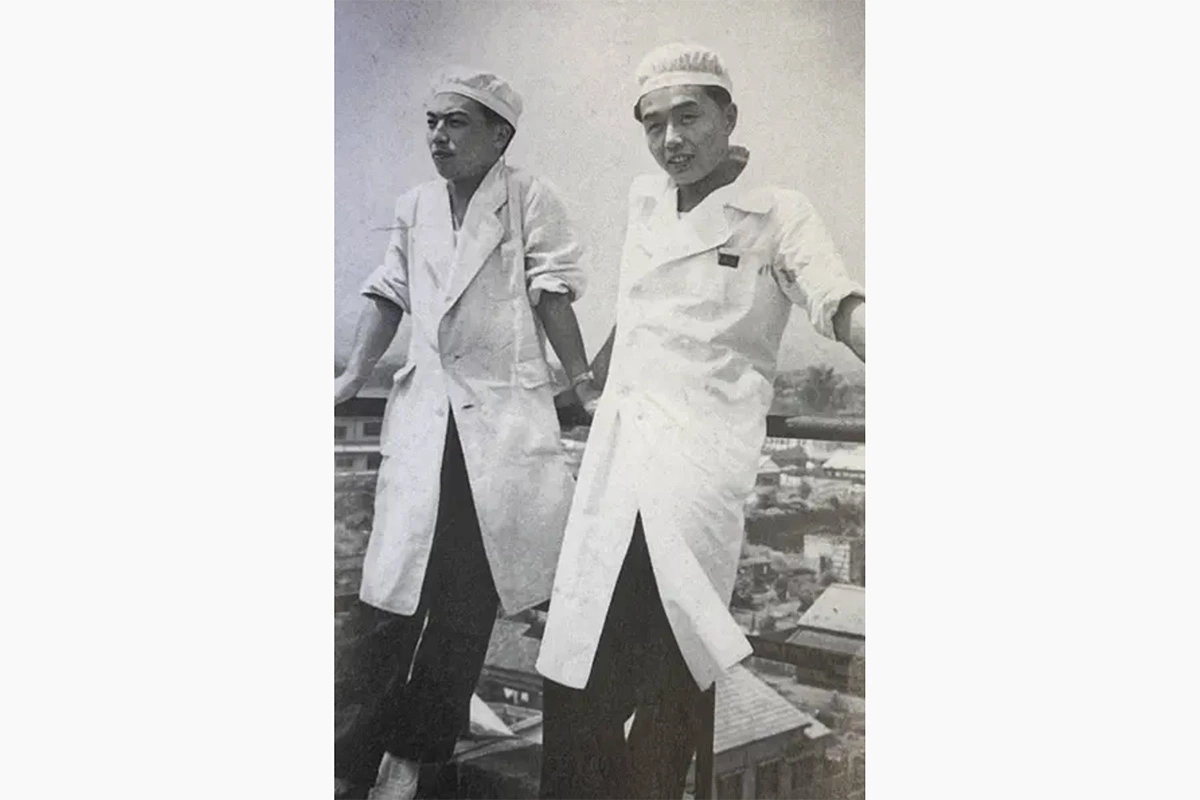 <p>Эцуро Ватанабэ (слева) на последнем курсе стоматологического колледжа</p>