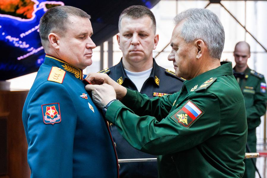 Андрей Мордвичев и Сергей Шойгу во время церемонии вручения медали «Золотая Звезда», 2024 год
