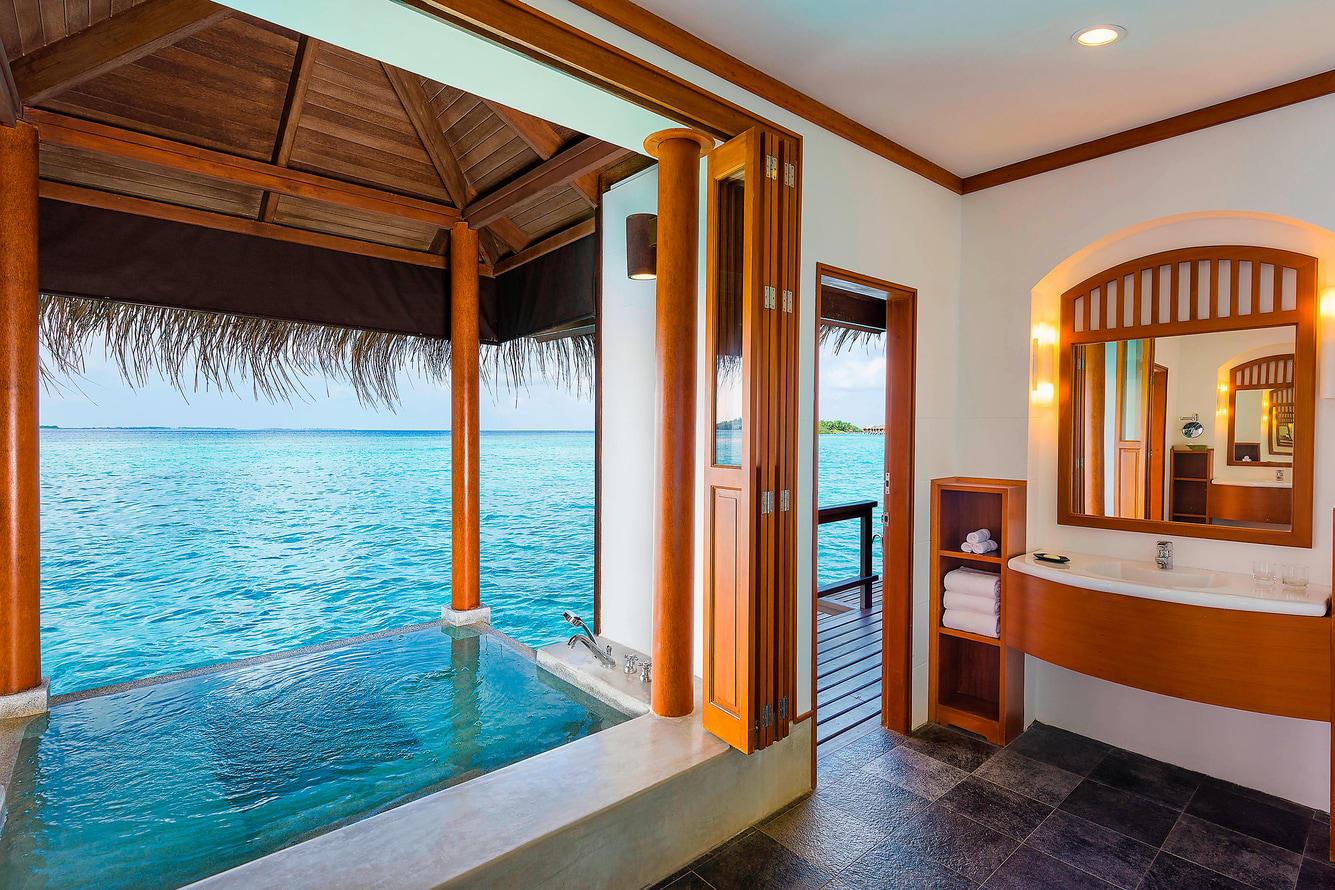 Надводная вилла в отеле Sheraton Maldives Full Moon Resort & Spa
