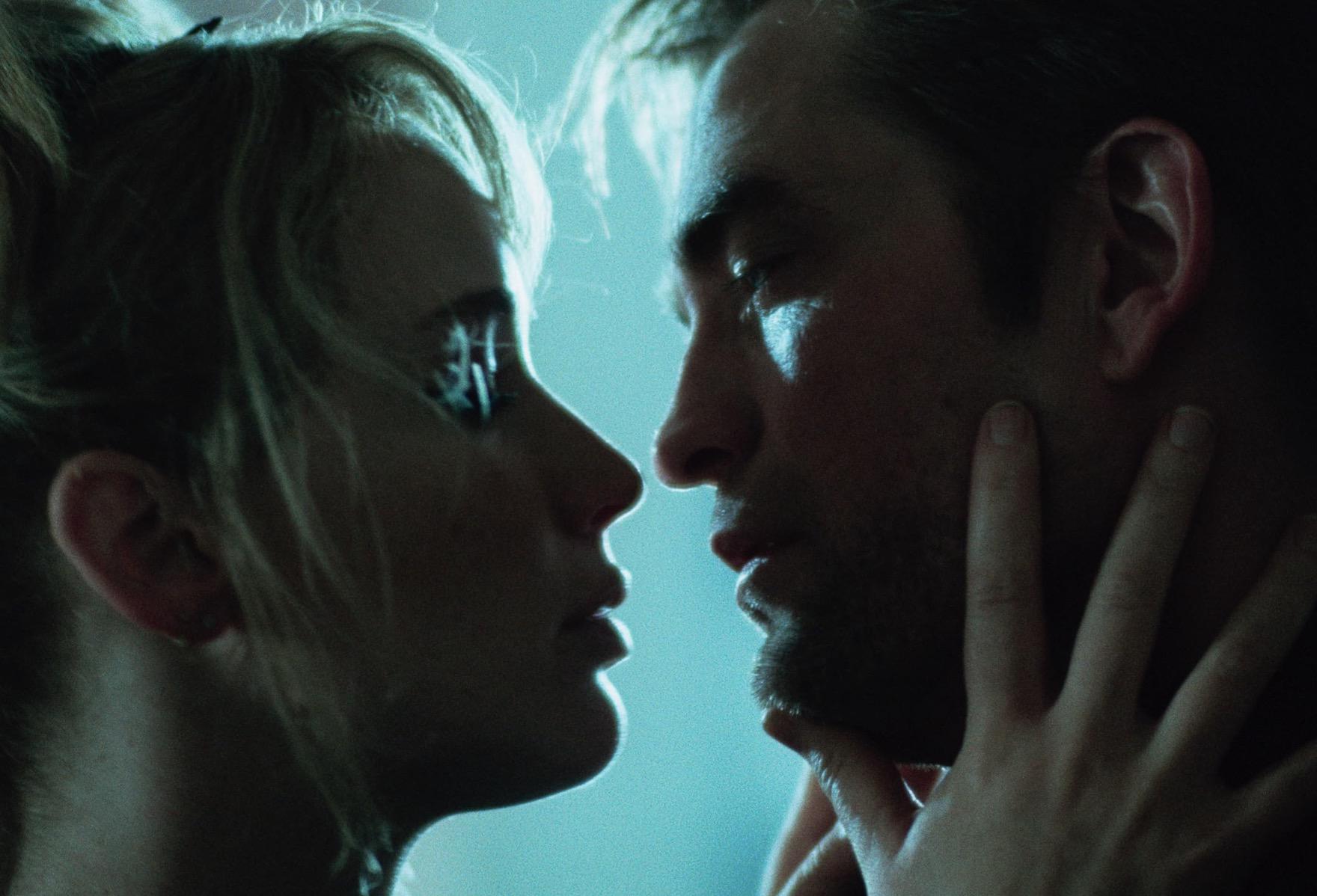 «Умри, моя любовь».Драма ирландской постановщицы Линн Рэмси впервые была показана на Каннском кинофестивале в мае и вышла в России в конце ноября, сопровожденная активной рекламной кампанией прокатчика «Про: взгляд». Актерский дуэт Дженнифер Лоуренс и Роберта Паттинсона, мелькавший в динамичном, страстном и слегка безумном трейлере, обещал зрителям, как минимум, не скучную историю. Однако в прокате выяснилось, что история как раз безумная, но вдобавок раздражающе затянутая. Рэмси сняла артхаус в вакууме: такой, в котором безнадежно увязает и чахнет раскочегаренный короткими видео мозг. При этом игра Лоуренс в фильме выше всех похвал, критики наметили ее как кандидатку на «Оскар»