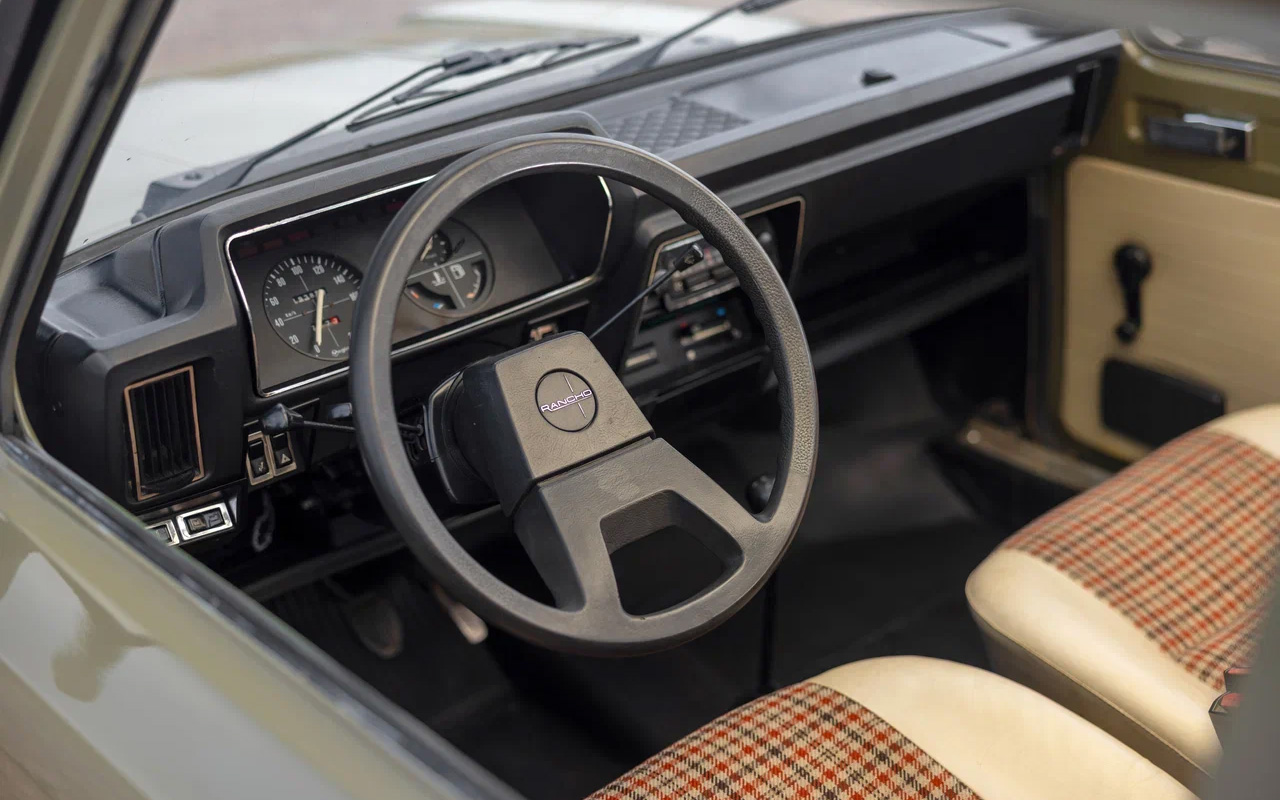 От упора до упора запредельные для современных легковых рулей 3,7 оборота