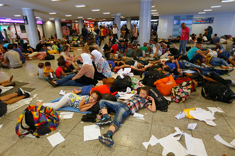 Группа мигрантов на станции метро рядом с Восточным&nbsp;вокзалом Будапешта


