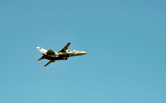 Фронтовой бомбардировщик Су-24 Воздушно-космических сил РФ над&nbsp;авиабазой Хмеймим, 19 октября 2015 года