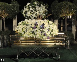 М.Джексон похоронен на кладбище в Лос-Анджелесе