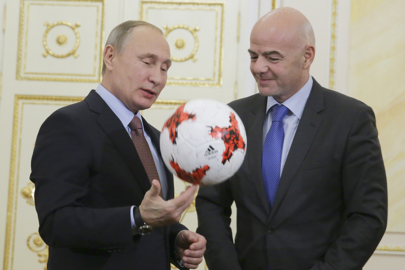 Президент России Владимир Путин и&nbsp;президент ФИФА Джанни Инфантино во&nbsp;время встречи в&nbsp;Кремле
