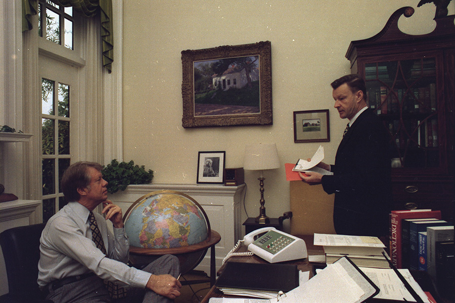 Президент США Джимми Картер (слева) и&nbsp;советник по&nbsp;национальной безопасности Збигнев Бжезинский. 19 апреля 1977 года
