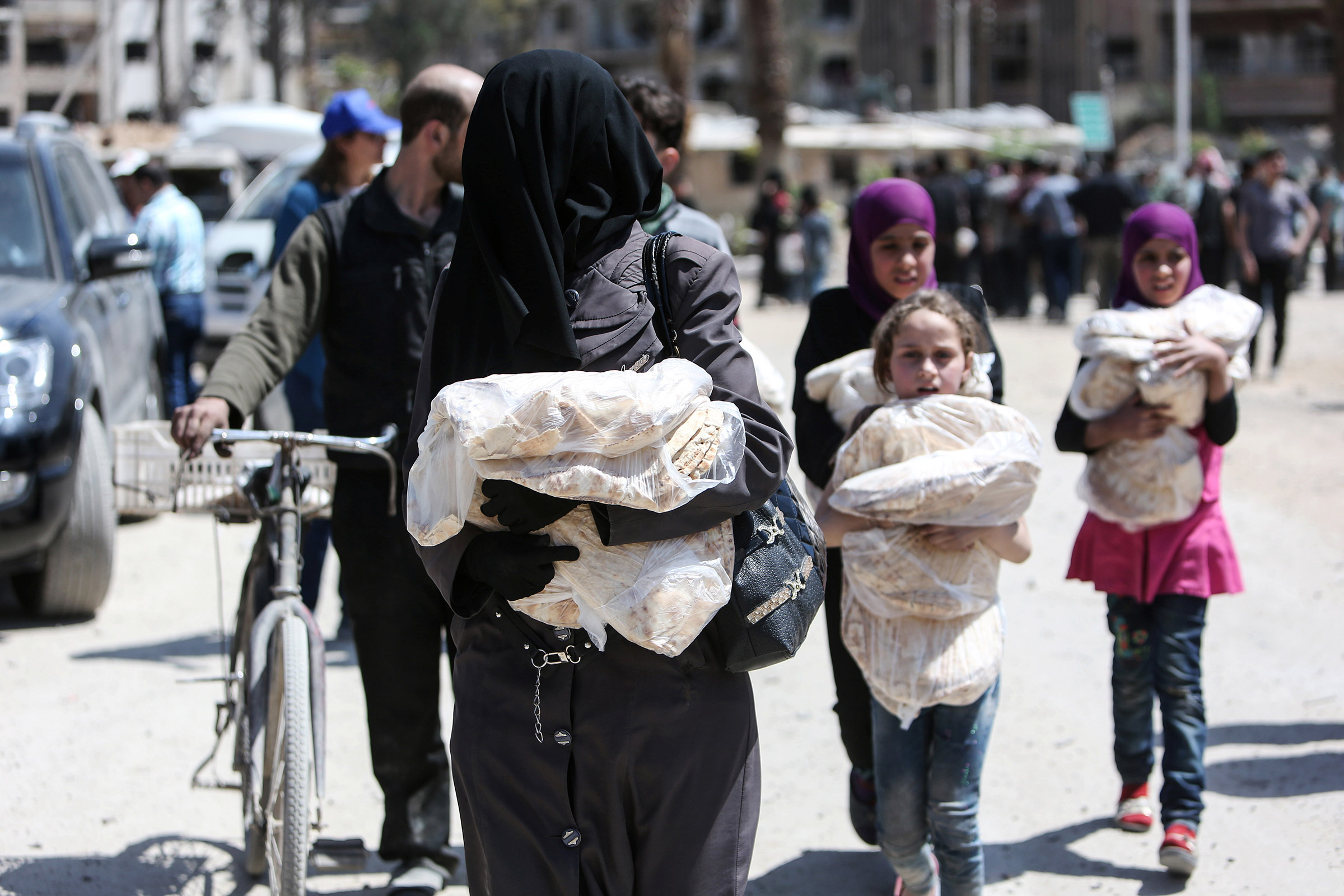 ​Местные жители начали возвращаться в город 14 апреля после того, как сирийское командование объявило о полном освобождении Думы от боевиков. Всего населенный пункт покинули более 21 тыс. боевиков и членов их семей.
