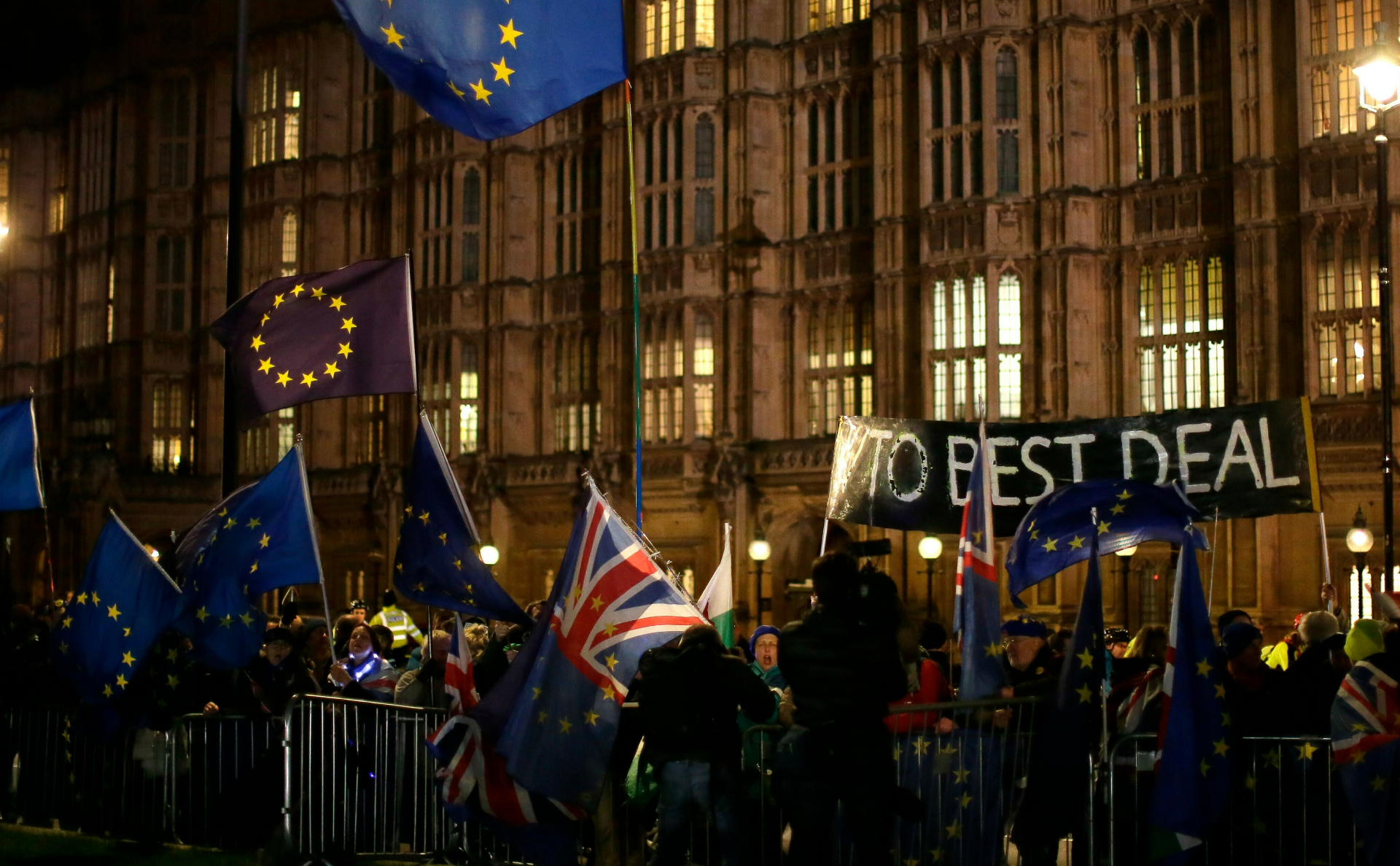 Сторонники и противники Brexit у здания британского парламента