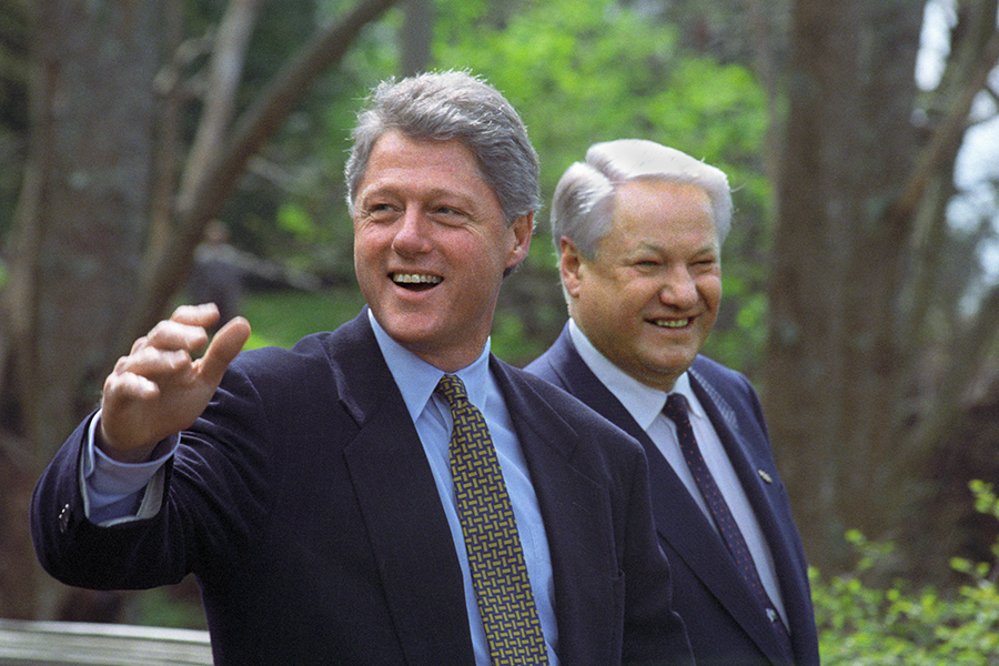 Первый президент России Борис Ельцин 19 раз встречался с Биллом Клинтоном на самых разных саммитах. Из них можно выделить разговор в Ванкувере в 1993 году, после которого оба лидера заявили, что между ними установились приятельские отношения. В 1999 году отношения России и США после войны в Югославии были уже не столь безоблачными, но Ельцин в Стамбуле по-прежнему старался быть искренним. Он, например, пообещал собеседнику, что Владимир Путин выиграет выборы в 2000 году и &laquo;продолжит ельцинскую линию в развитии демократии и экономики&raquo;