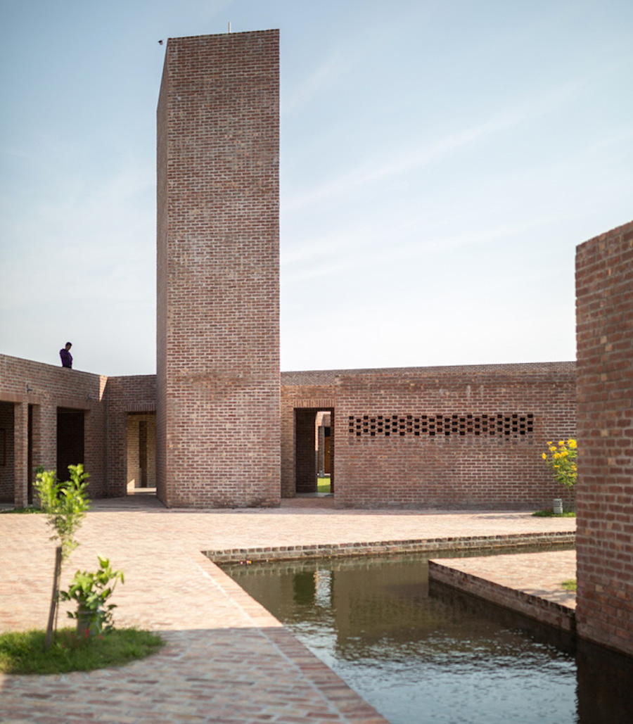 Здание сооружено таким образом, чтобы противостоять ощутимым последствиям изменения климата, вызванным повышением уровня воды в окрестностях