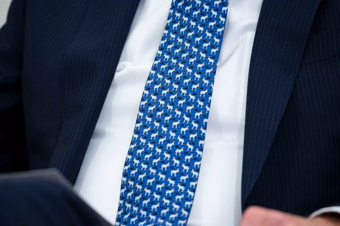 6 неожиданных образов политиков: от галстука Байдена до водолазки Макрона