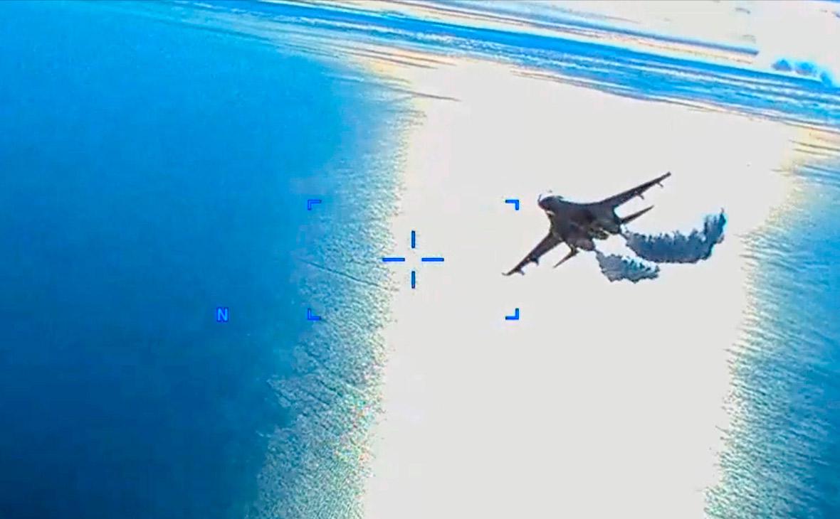 Истребитель Су-27 пролетает рядом с американским беспилотником MQ-9