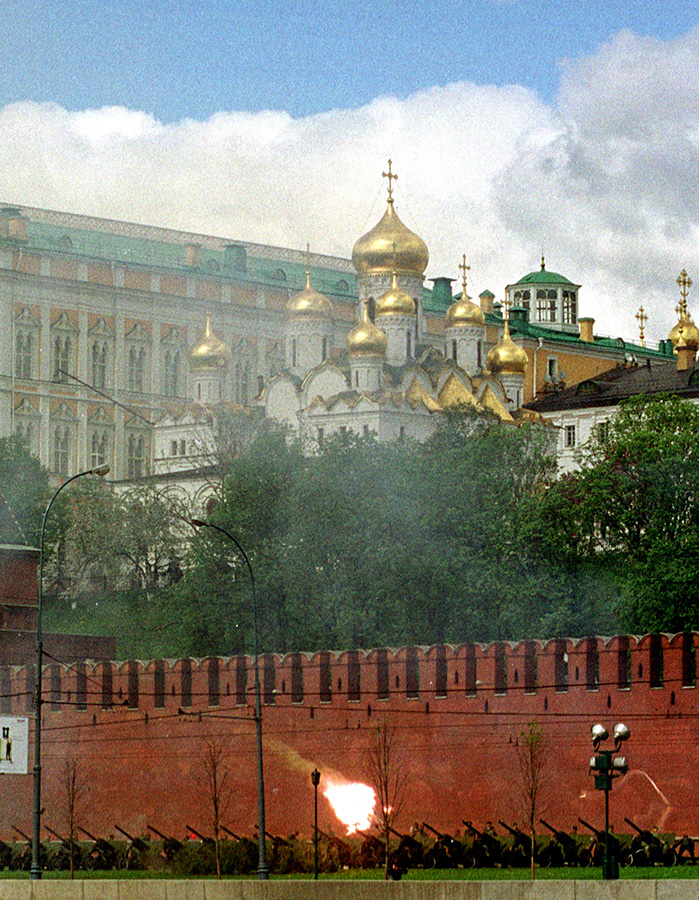 После присяги президента пушки с Кремлевской набережной дают 30 залпов салюта.&nbsp;

На фото: пушечный салют 7 мая 2000 года.&nbsp;