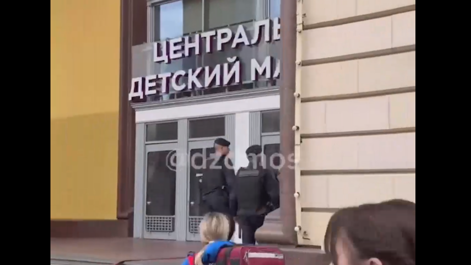 В здании Центрального детского магазина взорвался баллон с газом. Видео