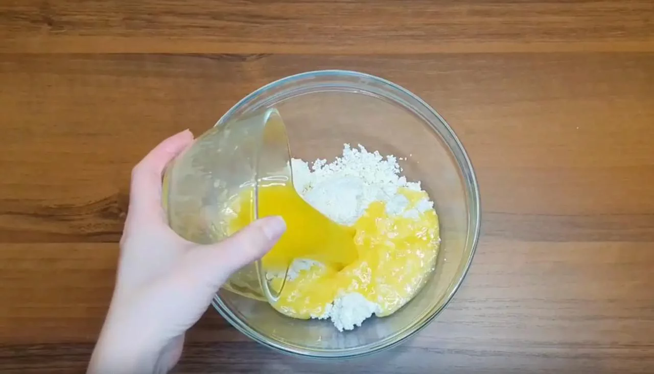 Смешайте творог и масло