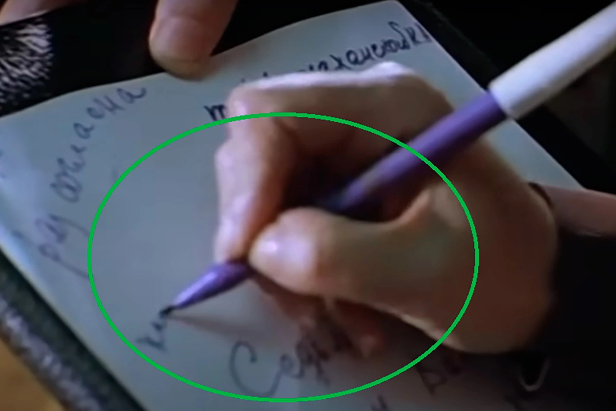 Через секунду в руке героини оказывается фиолетовый фломастер, кадр из фильма «Чародеи»