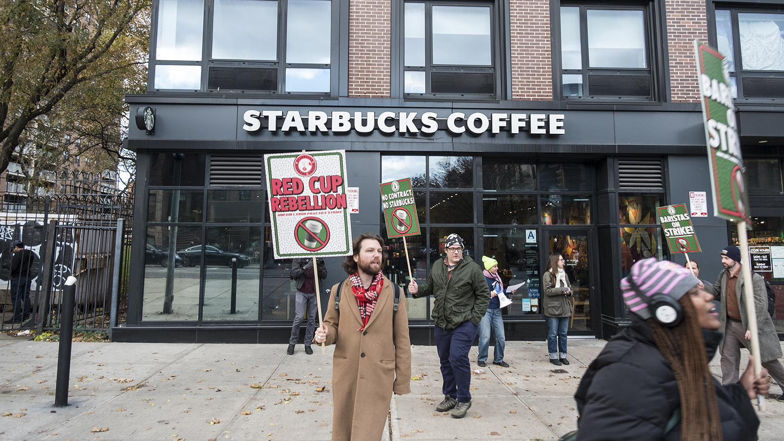 Бастующие рабочие от компании Starbucks
