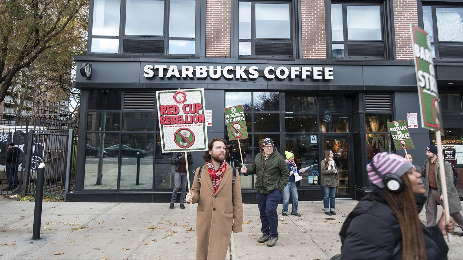Бастующие рабочие от компании Starbucks