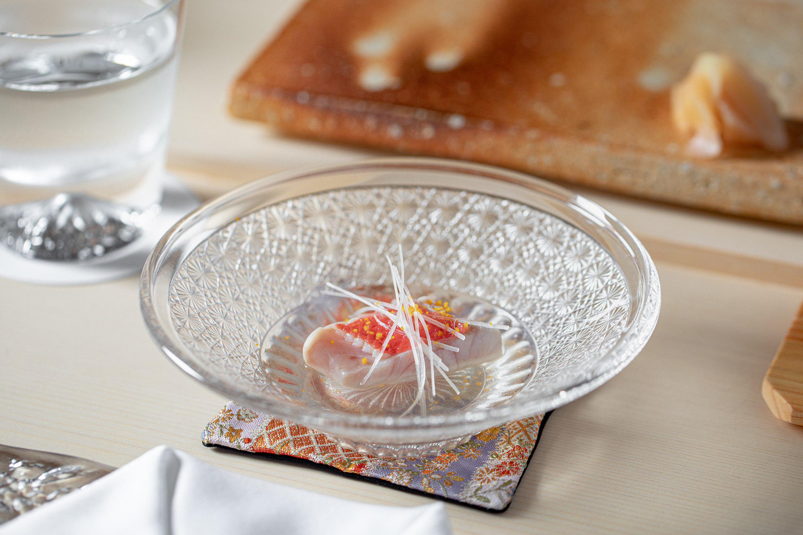 Кинмендай с бульоном даси в ресторане AYU