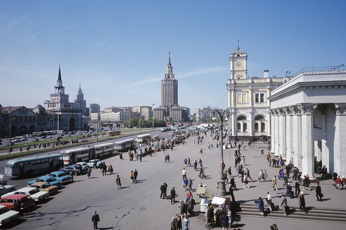 Вид на Комсомольскую площадь. 1975 год