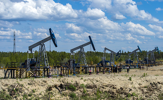 Нефтяные станки-качалки вблизи города Сургут