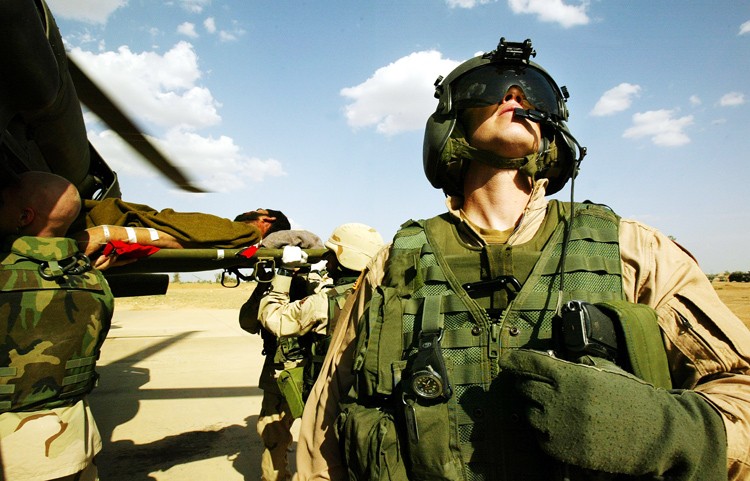 В вертолет Black Hawk 45-й медицинской роты армии США грузят носилки с одним из заключенных в "Абу-Грейб" иракцев, пострадавших при обстреле тюрьмы повстанцами 20 апреля 2004г. 12 выпущенными по тюрьме минами было убито 22 и ранено 92 человека.
