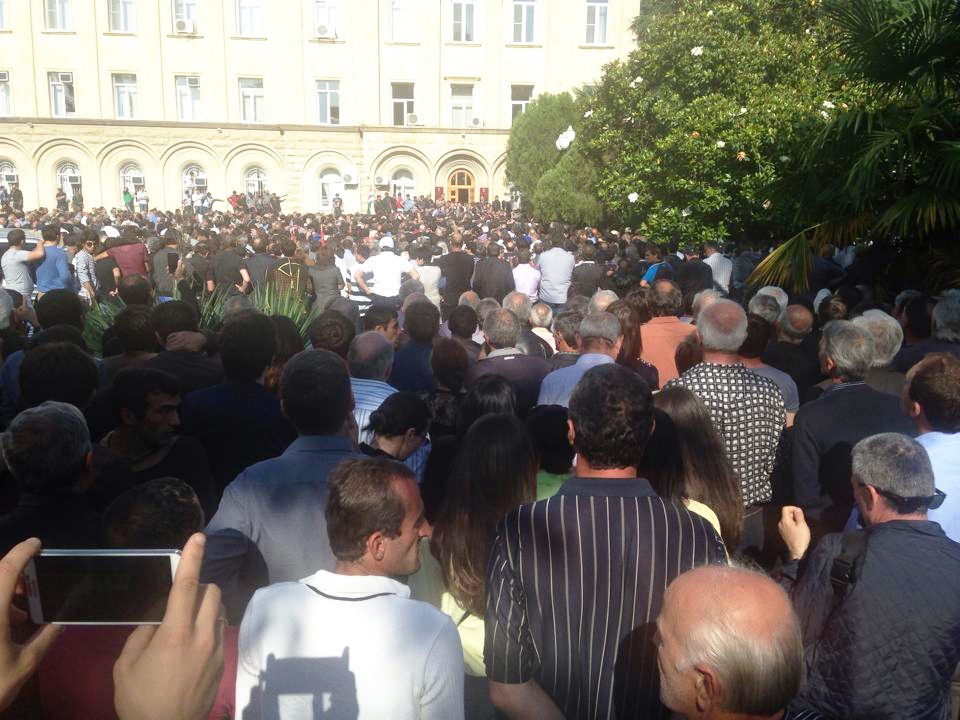 Сторонники оппозиции у здания администрации президента Абхазии