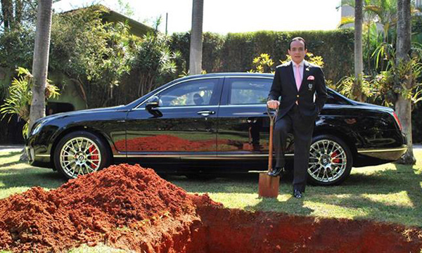 Бизнесмен закопал Bentley, чтобы ездить на ней после смерти