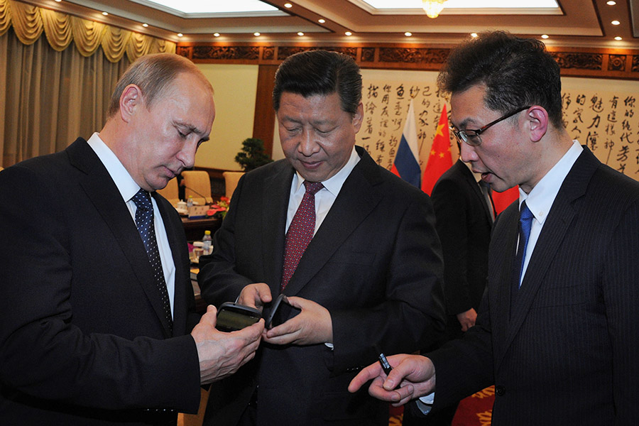 Во время саммита АТЭС в ноябре 2014 года Владимир Путин подарил главе Китая Си Цзиньпину смартфон российского производства YotaPhone