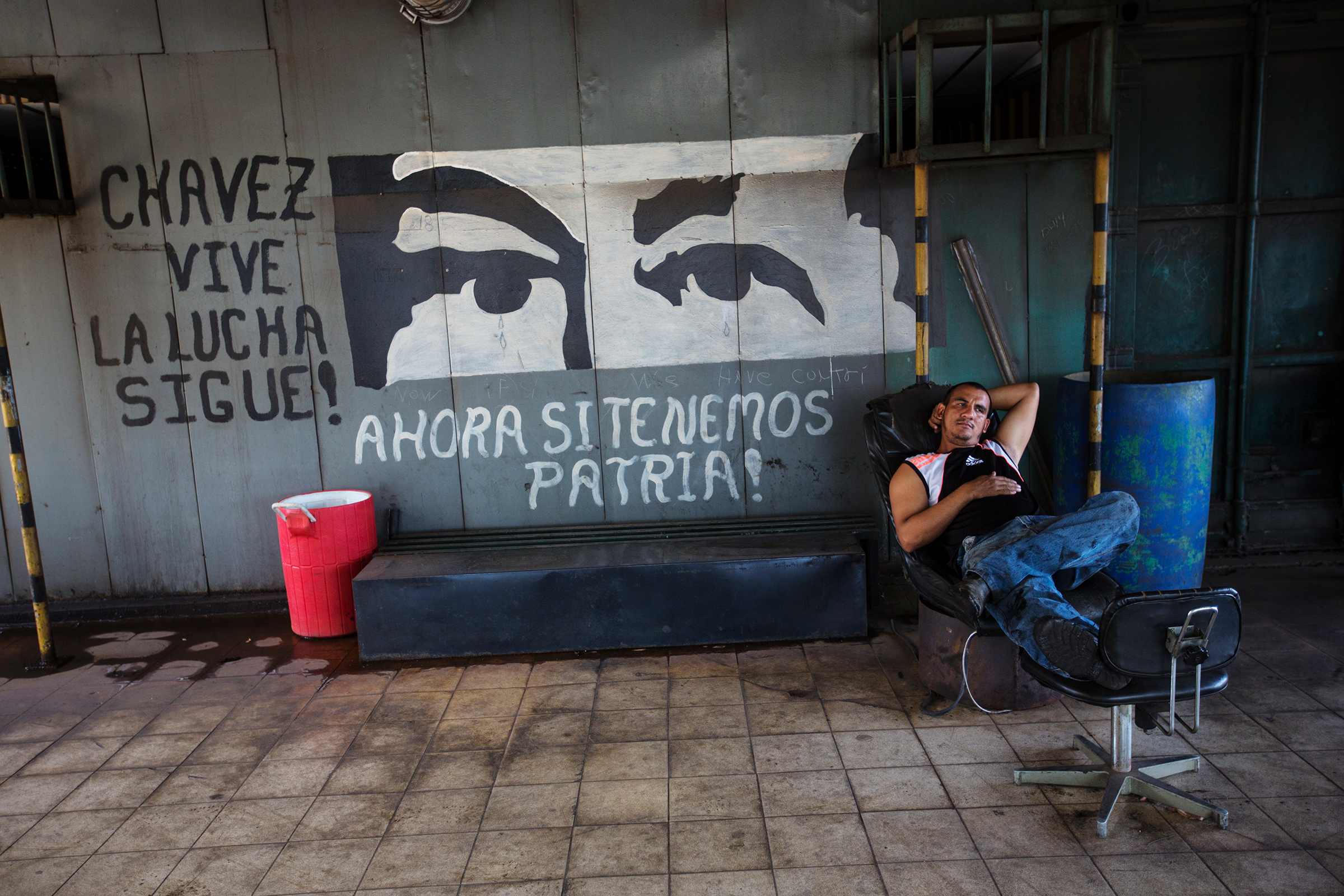 Надпись на стене &laquo;Чавес живет, борьба продолжается&raquo; на заводе Sidor