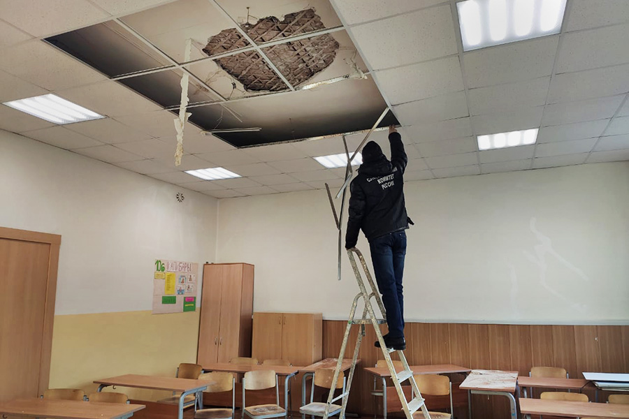 В архангельской школе на десятиклассников обвалился потолок