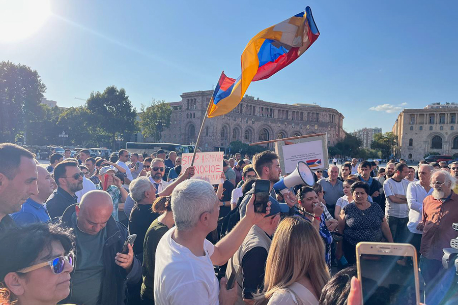 Протестующие на площади Республики в Ереване.

Протестующие перекрыли проспект рядом со зданием правительства. Они также попытались прорваться в здание правительства Армении, на время заблокировали здание российского посольства. Произошли столкновения с полицией.