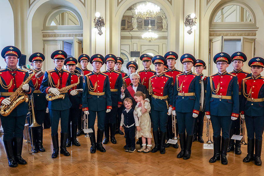 Алиса Фрейндлих (в центре)