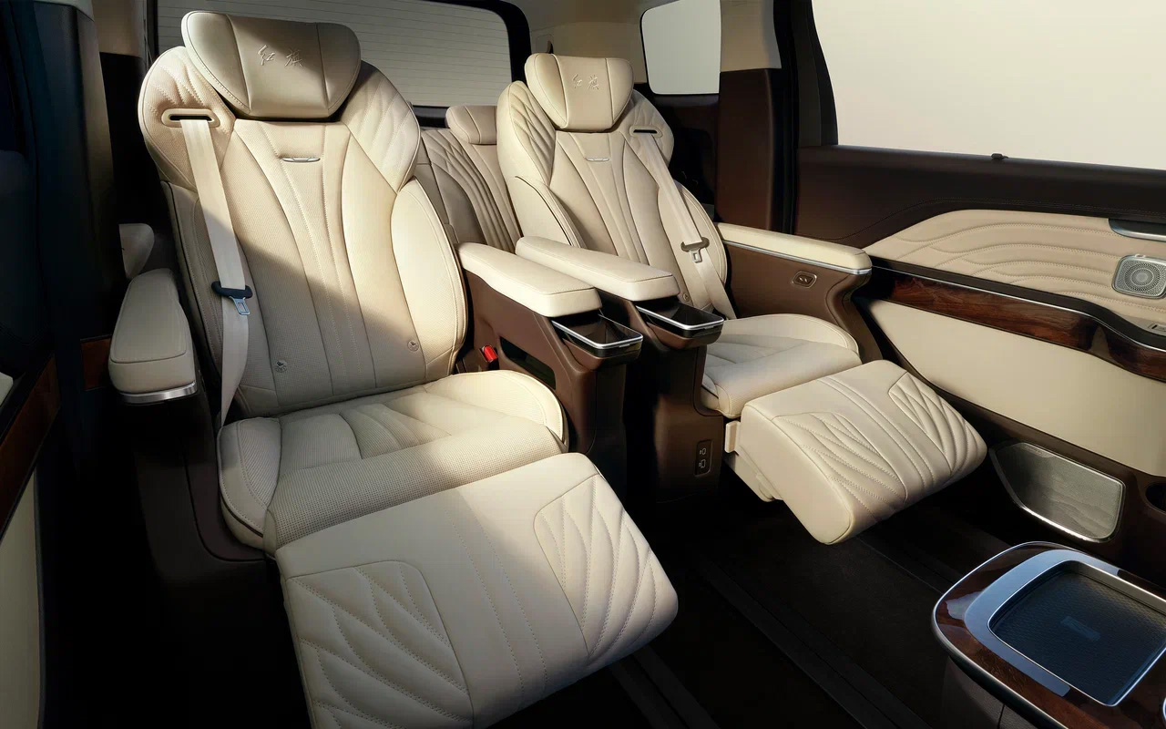 Hongqi HQ9. Базовое оснащение HQ9 Deluxe почти совпадает с топ-версией GAC M8 GX Premium. Максимальный же HQ9 Executive не особо ее превосходит, а парой значимых моментов уступает