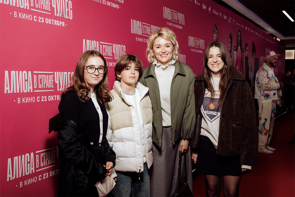 Надежда Михалкова с детьми Иваном и Ниной и племянницей Лидией, дочерью Анны Михалковой