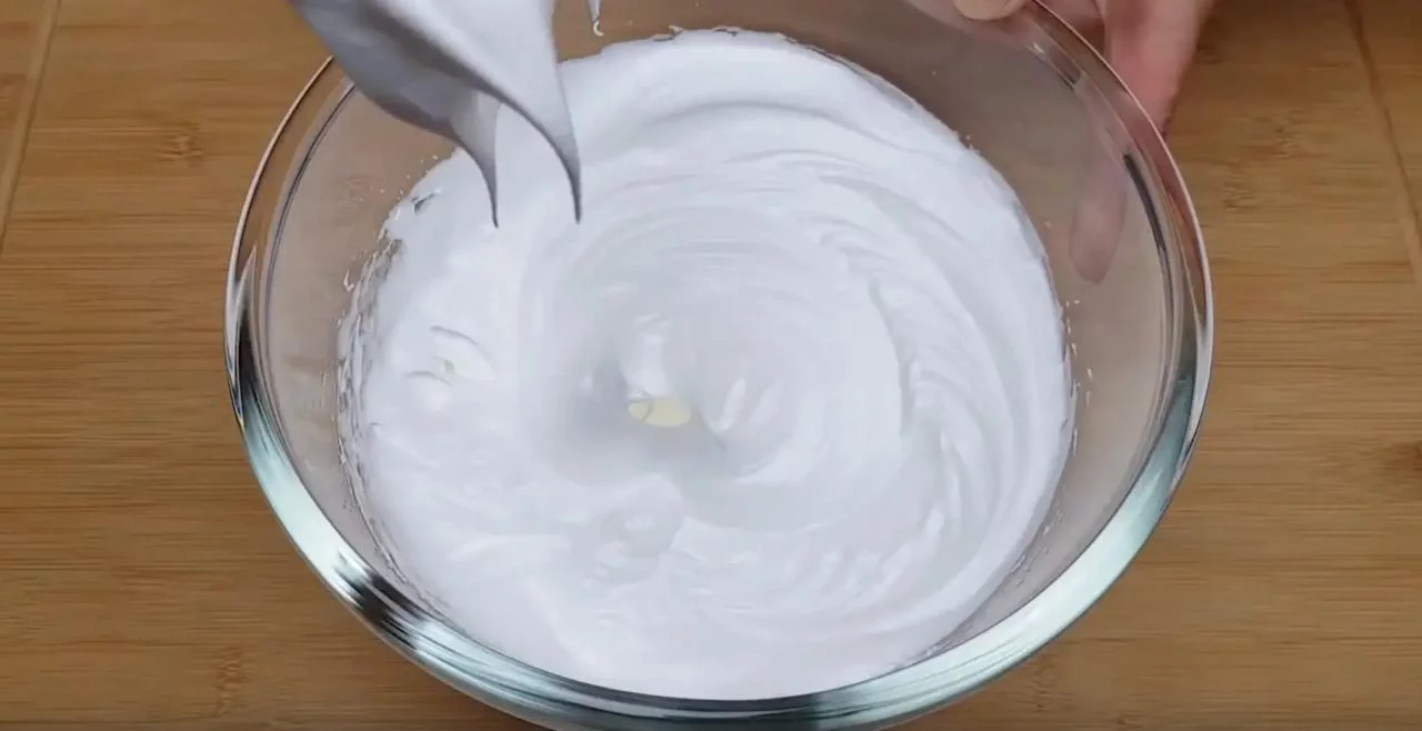 Смешайте белки и сахар