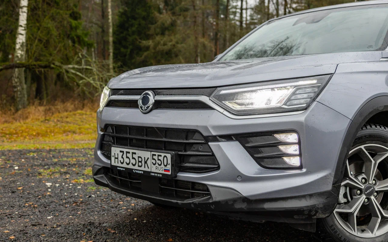 Несмотря на то&nbsp;что это городской паркетник, передние и задние свесы довольно небольшие. Так что и легкое бездорожье покорить получится без последующей поездки на покраску