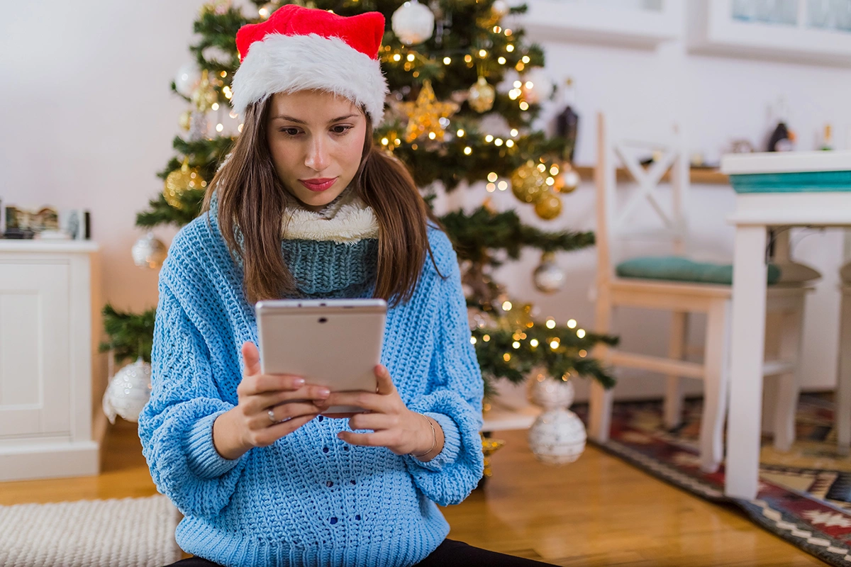 К сожалению, для обычного домашнего пользователя почти нет возможности понять, что украшение к Новому году было взломано