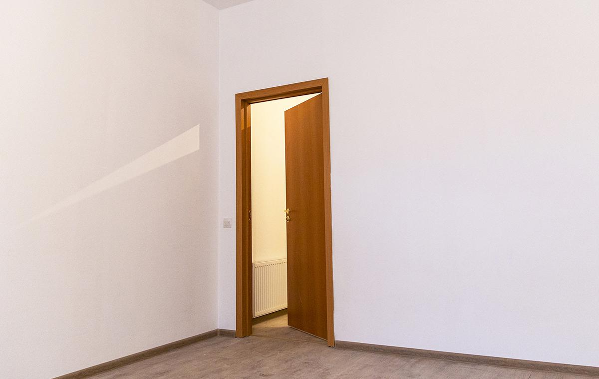 Оплачивать «коммуналку» нужно, даже если в квартире никто не прописан и она пустует. В этом случае счет выставят только за ряд услуг, например отопление