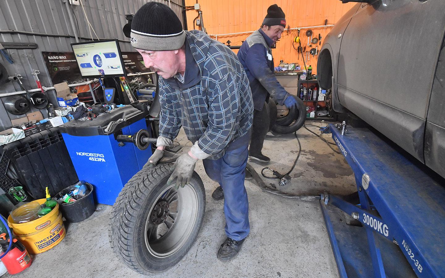 Москвичам порекомендовали отложить замену резины. Вот на какой срок