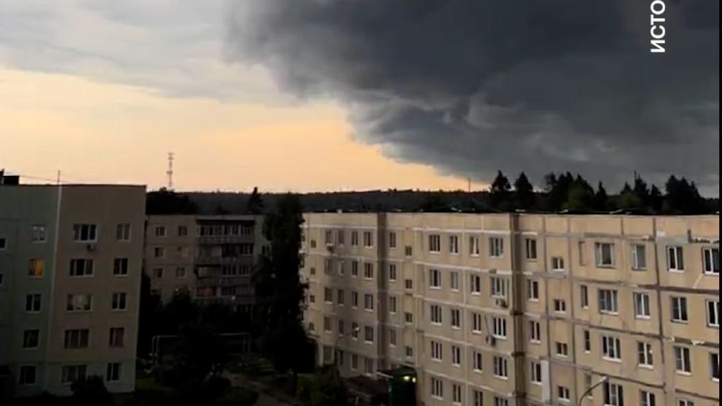 На Подмосковье обрушился ураган. Видео