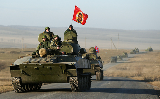 Отвод батареи самоходных артиллерийских установок из пригорода Донецка, 25 февраля 2015 года.