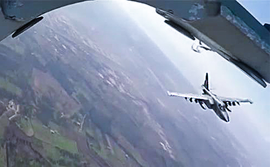 Российский штурмовик Су-25 во время вылета с авиабазы Хмеймим на боевое задание в сопровождении сирийских истребителей Миг-29