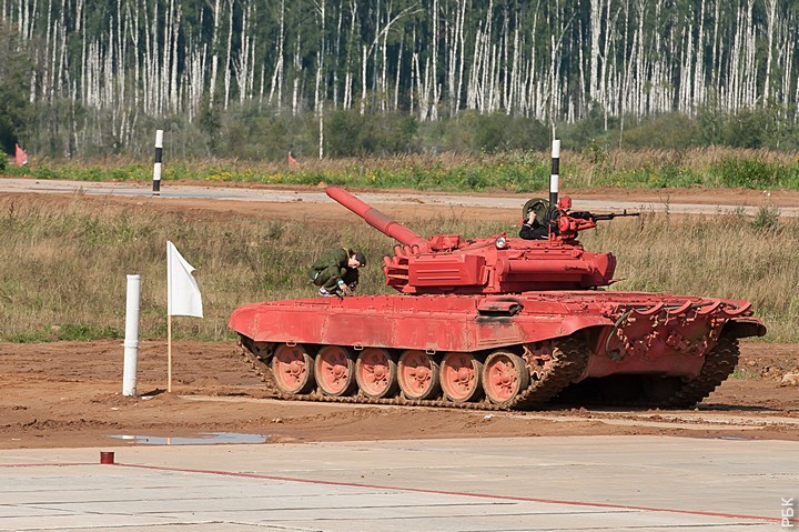 Олимпиада от С.Шойгу: разноцветные танки осваивают биатлон