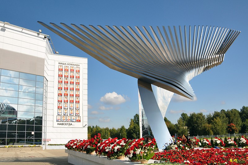Памятник «Хоккейное братство», возведенный в Ярославле в память о погибшей хоккейной команде «Локомотив».