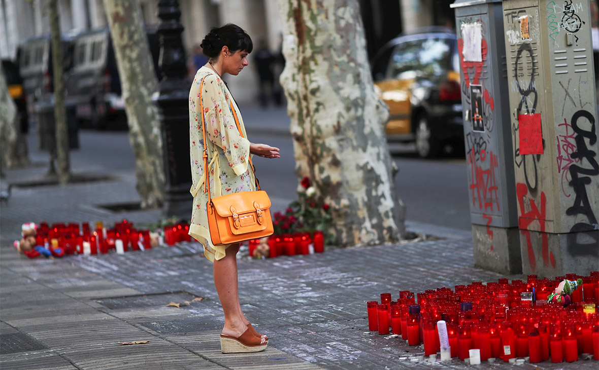 Девушка на месте теракта в Барселоне