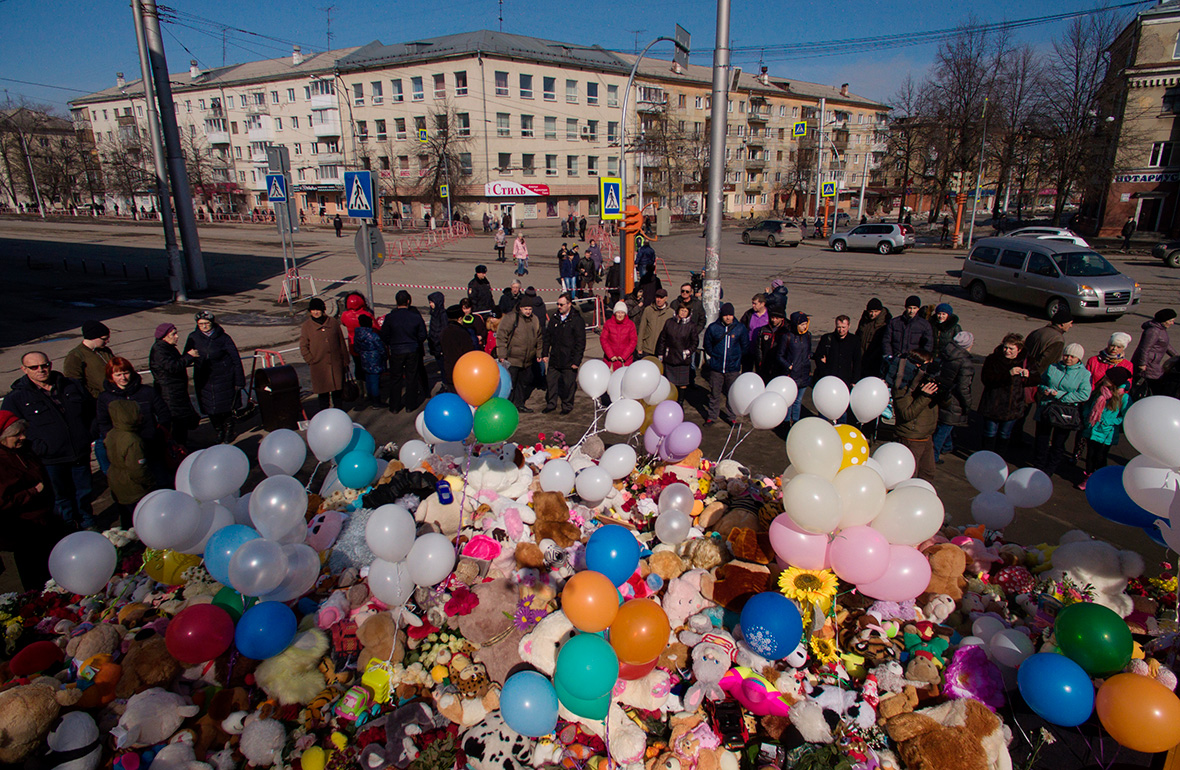 Мемориал из цветов и воздушных шаров в память о жертвах пожара ТЦ &laquo;Зимняя вишня&raquo;.&nbsp;29 марта 2018 года