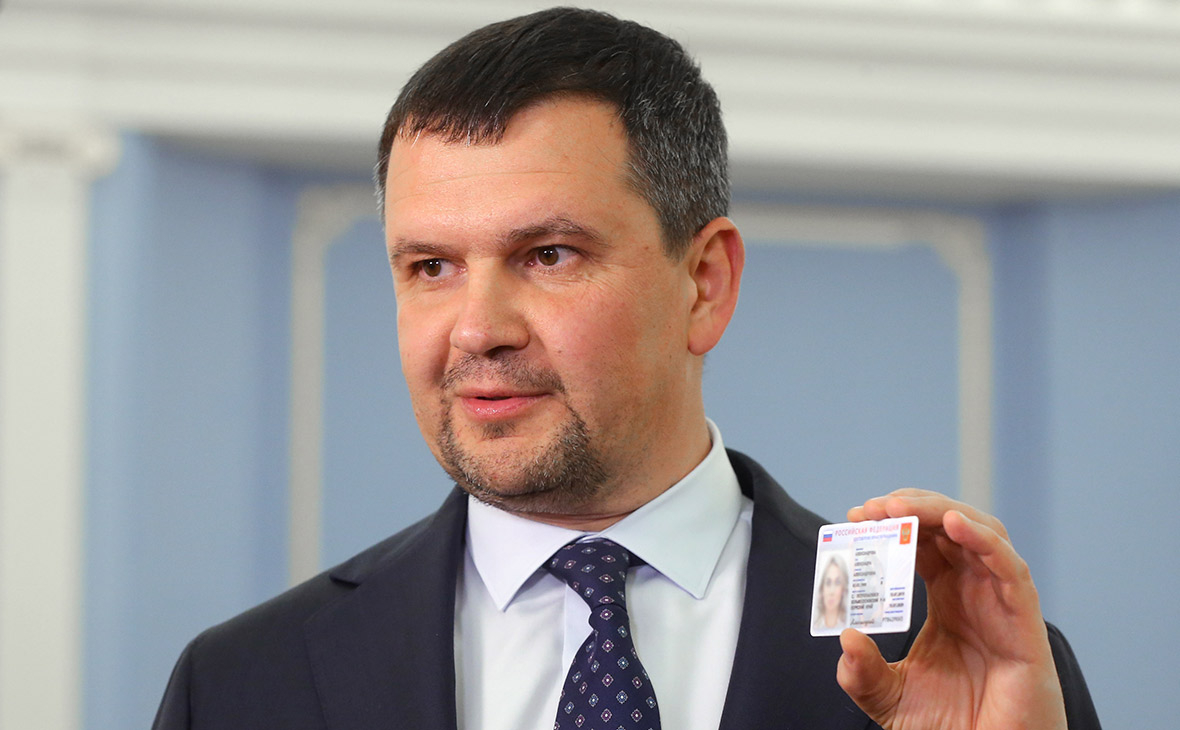 Вице-премьер РФ Максим Акимов демонстрирует образец электронного удостоверения личности гражданина РФ
